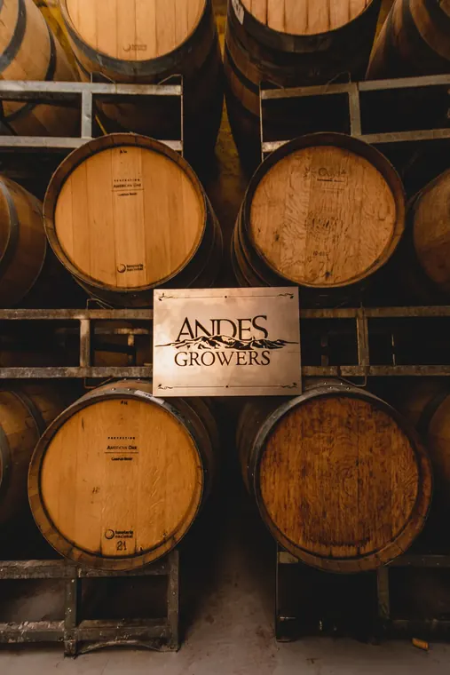 Sala de barricas con el cartel de Andes Growers